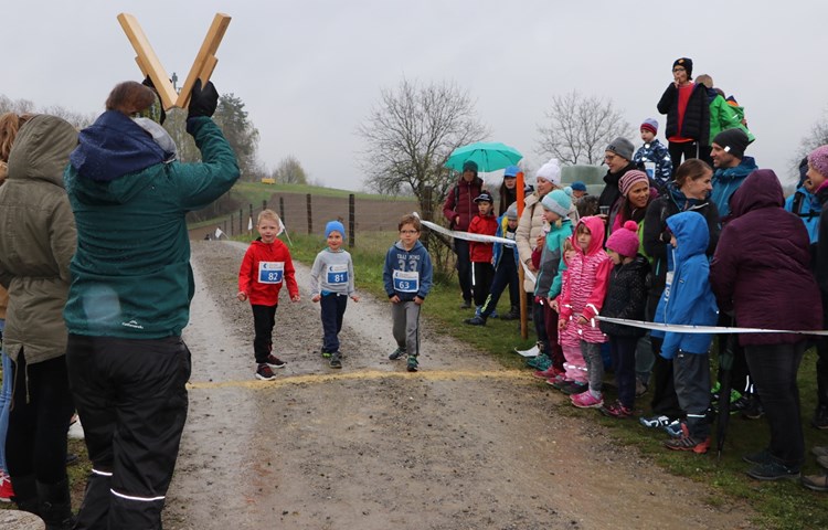 Die Kleinen warten aufs Startzeichen. Trotz Regen haben sich zahlreiche Zuschauer eingefunden. Die Kleinen warten aufs Startzeichen. Trotz Regen haben sich zahlreiche Zuschauer eingefunden.