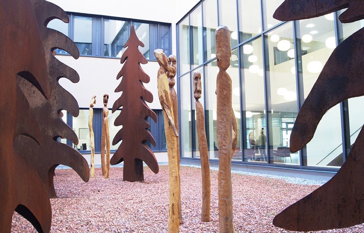 Zu den Tannen eines heimischen Metallbearbeiters gesellen sich in einem der Innenhöfe des neuen Spitals Limmattal Holzskulpturen von Ruedi Karrer. Zu den Tannen eines heimischen Metallbearbeiters gesellen sich in einem der Innenhöfe des neuen Spitals Limmattal Holzskulpturen von Ruedi Karrer.