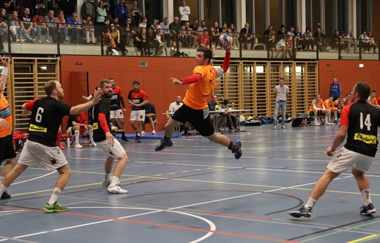 Der HC Andelfingen zeigte eine ansprechende Premierensaison in der 1. Liga. Die Mannschaft habe stetig Fortschritte gemacht, sagt Trainer Paddy Kälin (im grauen Shirt am rechten Bildrand). Der HC Andelfingen zeigte eine ansprechende Premierensaison in der 1. Liga. Die Mannschaft habe stetig Fortschritte gemacht, sagt Trainer Paddy Kälin (im grauen Shirt am rechten Bildrand).