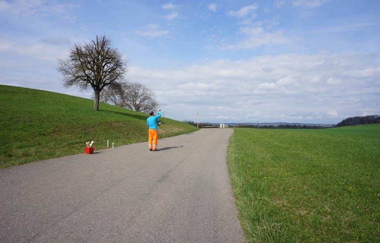In Marthalen wird in nächster Nähe zu einem häufig benutzten Schulweg gebohrt. In Marthalen wird in nächster Nähe zu einem häufig benutzten Schulweg gebohrt.