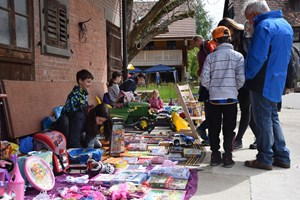 (Stürmischer) Frühlingsmarkt in Flaach (Stürmischer) Frühlingsmarkt in Flaach
