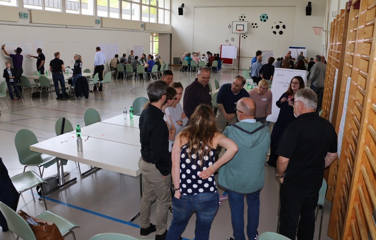 Angeregte Diskussionen beim Workshop «Vision Dachsen 2030» – Energie und Zusammenleben waren die dominierenden Themen. Angeregte Diskussionen beim Workshop «Vision Dachsen 2030» – Energie und Zusammenleben waren die dominierenden Themen.