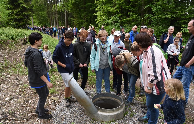Die Ersten blicken bereits in die Brunnenstube Wisrüti, während die Letzten erst den Berg hoch gewandert kommen. Die Ersten blicken bereits in die Brunnenstube Wisrüti, während die Letzten erst den Berg hoch gewandert kommen.