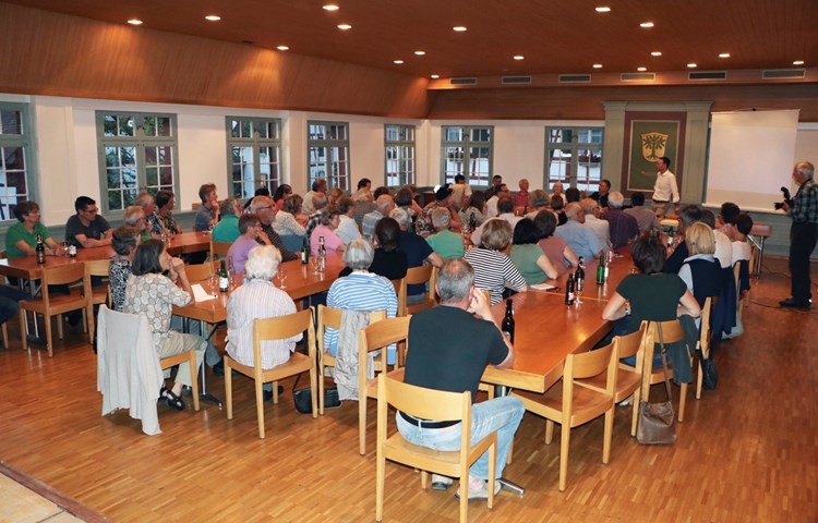 Viele Marthaler diskutieren im Stubesaal über ein mögliches Tiefenlager in ihrem Dorf. Viele Marthaler diskutieren im Stubesaal über ein mögliches Tiefenlager in ihrem Dorf.