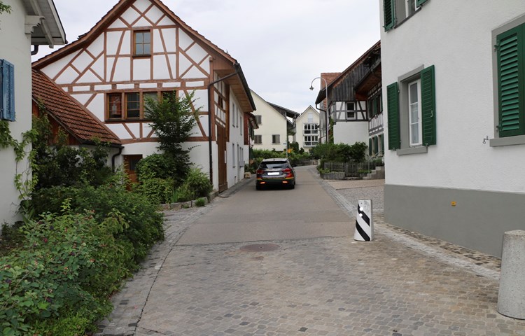 Eng, unübersichtlich, ohne Trottoir: Anwohner der hinteren Dorfstrasse (der Teil, der parallel zum Rhein verläuft) würden diese am liebsten ganz für motorisierten Verkehr sperren. Eng, unübersichtlich, ohne Trottoir: Anwohner der hinteren Dorfstrasse (der Teil, der parallel zum Rhein verläuft) würden diese am liebsten ganz für motorisierten Verkehr sperren.