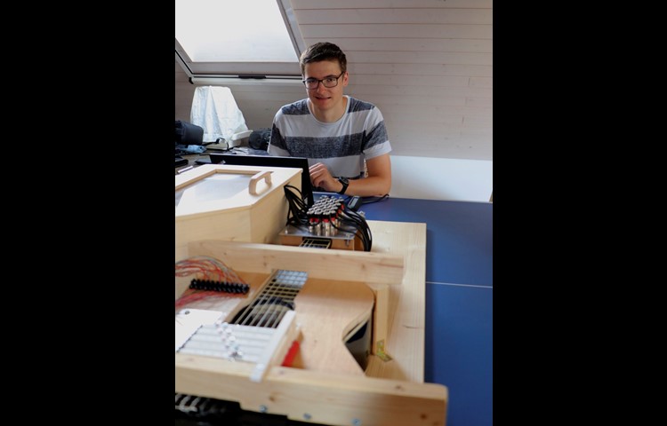 Der Andelfinger Raphael Bordt hat im Rahmen seiner Maturarbeit eine selbstspielende Gitarre konstruiert.