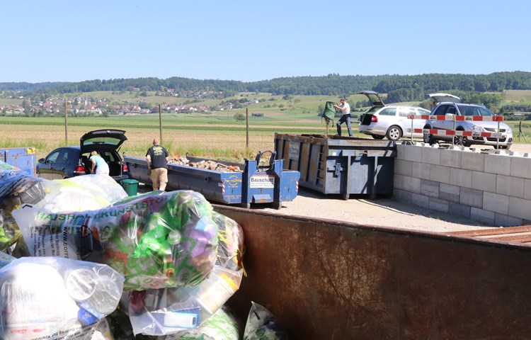 In der A4-Sammelstelle der Gemeinden Trüllikon, Marthalen und Benken können Plastiksäcke abgegeben werden. In der A4-Sammelstelle der Gemeinden Trüllikon, Marthalen und Benken können Plastiksäcke abgegeben werden.