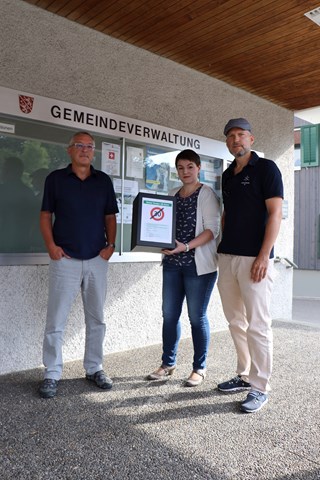 235 Personen stimmten in einer Umfrage der SVP Andelfingen gegen eine Tempo-30-Zone im Zentrum. Irina Pletscher und Mike Hotz (rechts) übergaben die Bögen am Freitag an Gemeindepräsident Hansruedi Jucker. 235 Personen stimmten in einer Umfrage der SVP Andelfingen gegen eine Tempo-30-Zone im Zentrum. Irina Pletscher und Mike Hotz (rechts) übergaben die Bögen am Freitag an Gemeindepräsident Hansruedi Jucker.