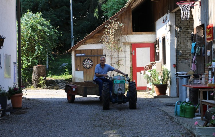 Fürs Foto dreht Paul Grob eine Ehrenrunde mit dem Rapid, mit dem er früher auf den Feldern unterwegs war. Damals zu Fuss – einen Sitz hat der Einachser nicht, dieser gehört zum Wagen, der angehängt ist. Fürs Foto dreht Paul Grob eine Ehrenrunde mit dem Rapid, mit dem er früher auf den Feldern unterwegs war. Damals zu Fuss – einen Sitz hat der Einachser nicht, dieser gehört zum Wagen, der angehängt ist.