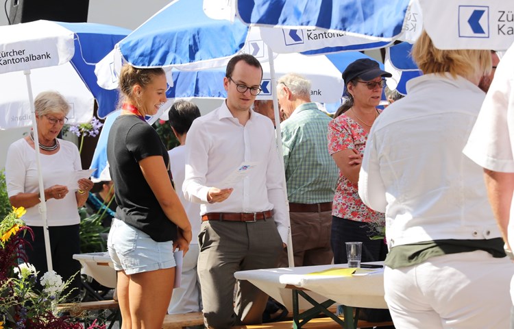 Angelica Moser und Regierungsrat Martin Neukom teilten sich bei der Hymne ein Strophenblatt. Angelica Moser und Regierungsrat Martin Neukom teilten sich bei der Hymne ein Strophenblatt.