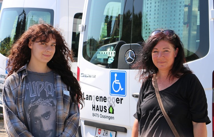 Olivia (l.) und Sandy Azzola haben sich beide für einen Pflegeberuf entschieden und gleichzeitig die Ausbildung in der Stiftung Langeneggerhaus gemacht. Olivia (l.) und Sandy Azzola haben sich beide für einen Pflegeberuf entschieden und gleichzeitig die Ausbildung in der Stiftung Langeneggerhaus gemacht.