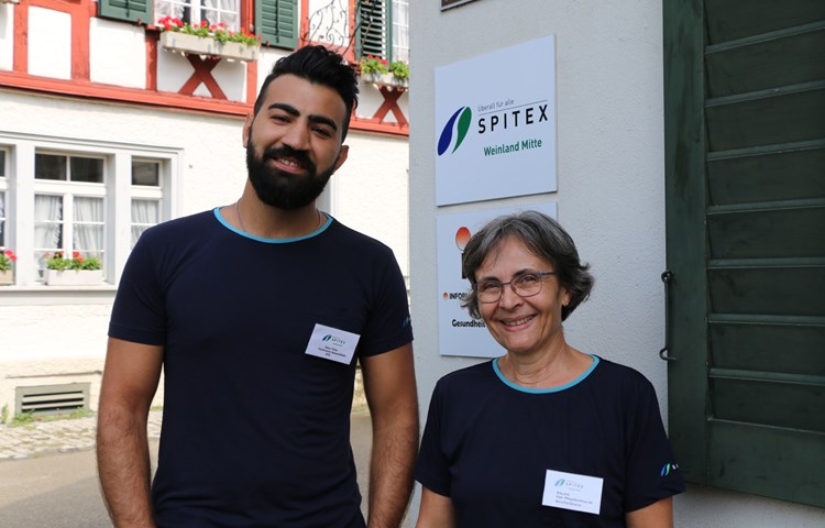Ala Taha – bei Klienten und Klientinnen besser bekannt als «Alex» – hat die dreijährige Ausbildung bei der Spitex Weinland Mitte erfolgreich abgeschlossen. Berufsbildnerin Rita Erb ist stolz auf den ersten Lehrling der Organisation. Ala Taha – bei Klienten und Klientinnen besser bekannt als «Alex» – hat die dreijährige Ausbildung bei der Spitex Weinland Mitte erfolgreich abgeschlossen. Berufsbildnerin Rita Erb ist stolz auf den ersten Lehrling der Organisation.