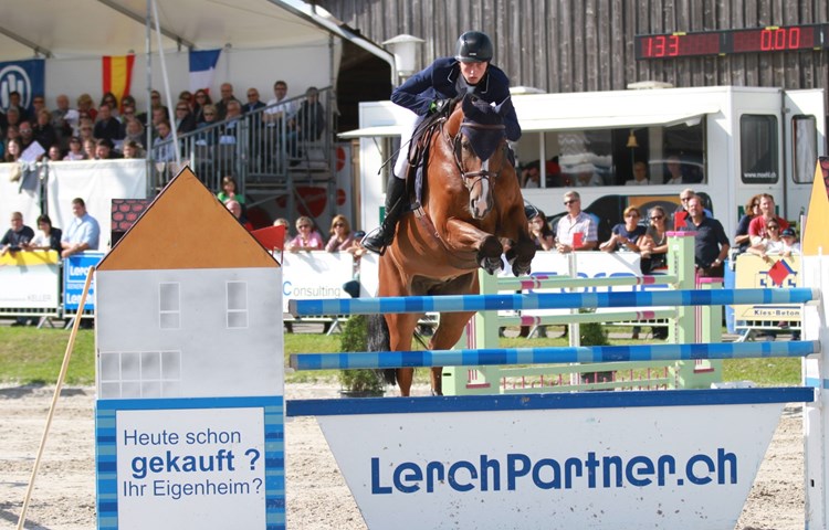 Der frisch gebackene Europameister und aktuelle Welt-Nummer-4 Martin Fuchs wird am Lerchpartner.ch-CSI Humlikon 2019 am Start sein. Der frisch gebackene Europameister und aktuelle Welt-Nummer-4 Martin Fuchs wird am Lerchpartner.ch-CSI Humlikon 2019 am Start sein.
