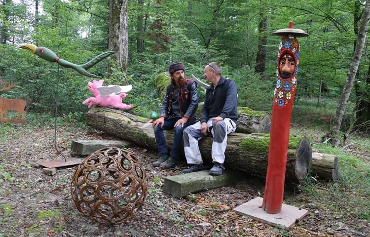 Heinrich Schorno (rechts) hat die Kunst-Wald-Ausstellung initiiert, an der unter anderem er und Erwin Schatzmann (links) ihre Werke zeigen. Heinrich Schorno (rechts) hat die Kunst-Wald-Ausstellung initiiert, an der unter anderem er und Erwin Schatzmann (links) ihre Werke zeigen.