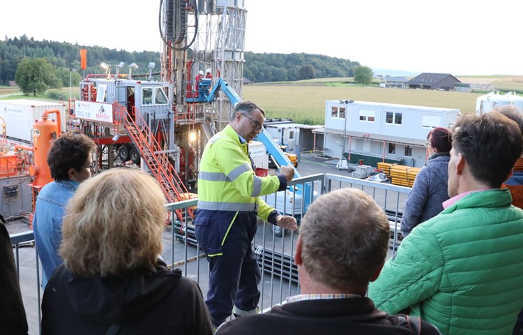 Jürg Neidhardt erklärt die Tiefbohrungen der Nagra mit Blick auf den Bohrturm. Jürg Neidhardt erklärt die Tiefbohrungen der Nagra mit Blick auf den Bohrturm.