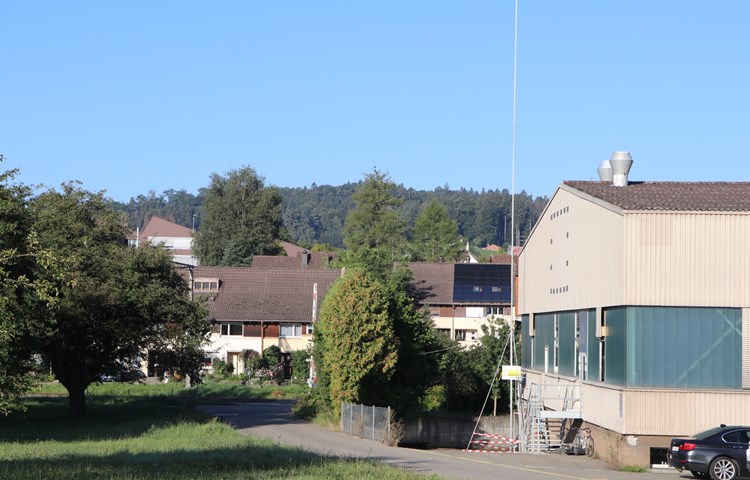 Gegen die 5G-Antenne von Sunrise will sich die Bevölkerung dies- und jenseits des Bahngleises wehren – auch wegen der nahen Schule. Gegen die 5G-Antenne von Sunrise will sich die Bevölkerung dies- und jenseits des Bahngleises wehren – auch wegen der nahen Schule.