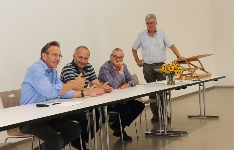 Von links: Manfred Bötsch, zehn Jahre lang Direktor des Bundesamts für Landwirtschaft, SVP-Kantonsrat Konrad Langhart, FDP-Ständerat Ruedi Noser und FDP-Kantonsrat Martin Farner referierten und diskutierten. Von links: Manfred Bötsch, zehn Jahre lang Direktor des Bundesamts für Landwirtschaft, SVP-Kantonsrat Konrad Langhart, FDP-Ständerat Ruedi Noser und FDP-Kantonsrat Martin Farner referierten und diskutierten.