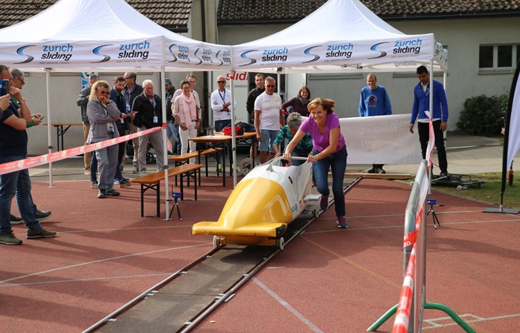 An den zahlreichen Posten konnte allerlei Sportliches ausprobiert werden. Hier galt es, einen Bob anzuschieben. An den zahlreichen Posten konnte allerlei Sportliches ausprobiert werden. Hier galt es, einen Bob anzuschieben.