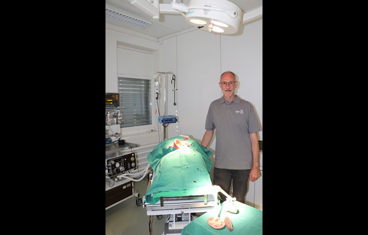 Klinikleiter Markus Trächsel im neuen, modernen Operationssaal.