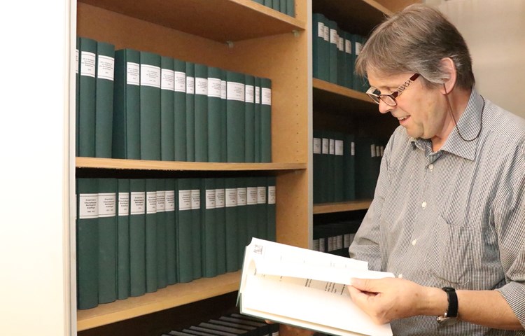 Lorenz Schreiber mit gesammelten Werken aus seiner Anfangszeit am Bezirksgericht Andelfingen. Lorenz Schreiber mit gesammelten Werken aus seiner Anfangszeit am Bezirksgericht Andelfingen.
