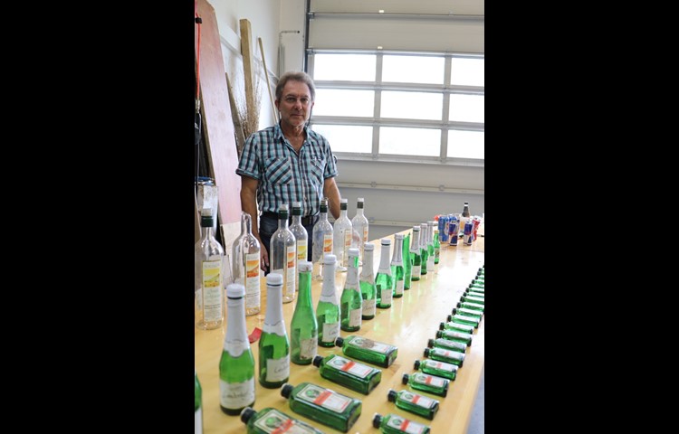 Der Henggarter Landwirt Andreas Furrer hat in etwas mehr als einem Jahr auf wenigen Hundert Metern Wiesenbord über 100 Glasflaschen und weiteren Abfall eingesammelt. Kommen Glassplitter oder Aludosen ins Viehfutter, wird es für die Tiere gefährlich.