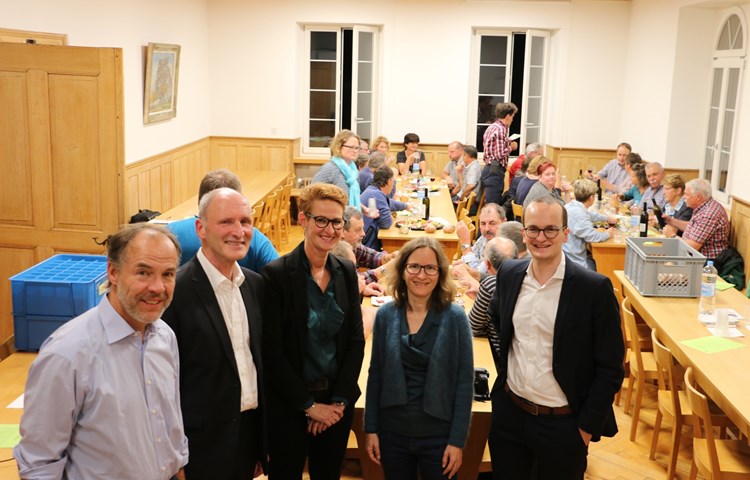 Ein Foto zum Abschluss des offiziellen Teils, bevor sie die Diskussionen mit den Einwohnern bei Wein und kaltem Plättli weiterführten: (v. l.) Herbert Bühl (Beirat Entsorgung), Thomas Flüeler (kantonaler Bereichsleiter Kerntechnik), Beatrice Salce (Gemeindepräsidentin Benken und Fachgruppenleiterin Oberflächeninfrastruktur), Pascale Künzi (Fachspezialistin Regionale Partizipation beim BFE) und Regierungsrat Martin Neukom. Ein Foto zum Abschluss des offiziellen Teils, bevor sie die Diskussionen mit den Einwohnern bei Wein und kaltem Plättli weiterführten: (v. l.) Herbert Bühl (Beirat Entsorgung), Thomas Flüeler (kantonaler Bereichsleiter Kerntechnik), Beatrice Salce (Gemeindepräsidentin Benken und Fachgruppenleiterin Oberflächeninfrastruktur), Pascale Künzi (Fachspezialistin Regionale Partizipation beim BFE) und Regierungsrat Martin Neukom.