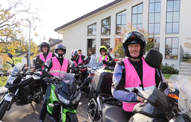 Einige der Mitglieder des Organisationsteams mit ihren pinken Westen. Sie freuen sich auf die Ausfahrt mit den rund 80 anderen Motorrädern. Einige der Mitglieder des Organisationsteams mit ihren pinken Westen. Sie freuen sich auf die Ausfahrt mit den rund 80 anderen Motorrädern.