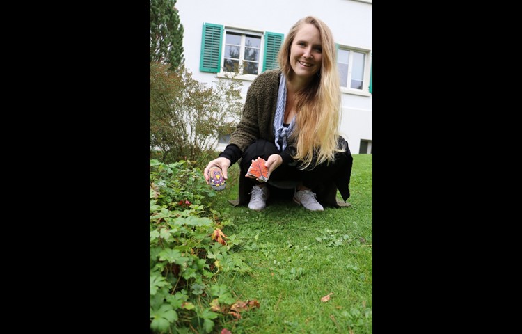 Naomi Schibli Visscher versteckt zwei ihrer Steine in Dorf, nimmt ihre Kunstwerke aber auch mit auf ihre Spaziergänge nach Flaach oder Ellikon an der Thur.