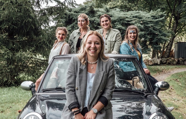 Sabrina Scherrer aus Feuerthalen ist Visagistin. Sabrina Scherrer aus Feuerthalen ist Visagistin.