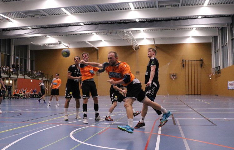 Trotz kämpferischer Leistung musste Dan Eichenberger (Bildmitte gegen Fides vor zwei Wochen) und seine Teamkollegen vom HCA die vierte Saisonniederlage hinnehmen. Trotz kämpferischer Leistung musste Dan Eichenberger (Bildmitte gegen Fides vor zwei Wochen) und seine Teamkollegen vom HCA die vierte Saisonniederlage hinnehmen.