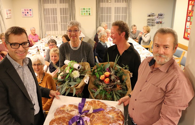 Gruppenbild mit Damen: mit Blumenbouquets Priska Wanner (l.) und Andrea Gasser, an den Tischen zahlreiche Cafeteria-Mitarbeiterinnen. Zweckverbandsleiter Kai von Massenbach (l.) und der Rosengarten-Leiter Andreas Burkhalter brachten Dankesworte und Geschenke. Gruppenbild mit Damen: mit Blumenbouquets Priska Wanner (l.) und Andrea Gasser, an den Tischen zahlreiche Cafeteria-Mitarbeiterinnen. Zweckverbandsleiter Kai von Massenbach (l.) und der Rosengarten-Leiter Andreas Burkhalter brachten Dankesworte und Geschenke.