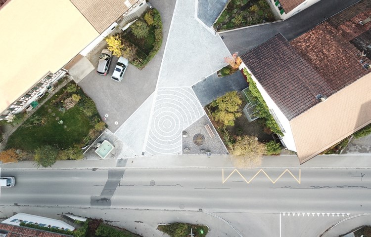 Moderner «Flickenteppich» in Thalheim – der Dorfplatz ist fertig und erwartet am 23. Dorfmärt am 23. November seine Feuertaufe. Moderner «Flickenteppich» in Thalheim – der Dorfplatz ist fertig und erwartet am 23. Dorfmärt am 23. November seine Feuertaufe.