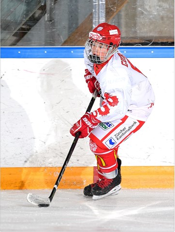 Blickt gespannt nach vorn: Mike Cuesta im Dress des EHC Winterthur.