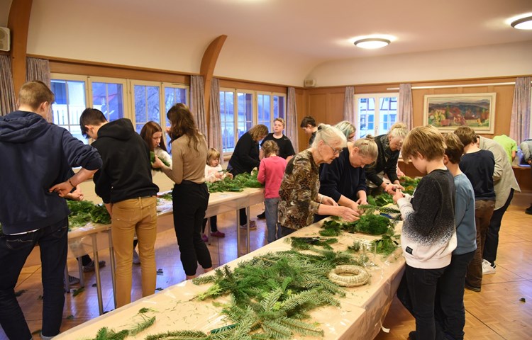 Kranzen hat in Dorf eine 50-jährige Tradition. Früher banden jüngere Frauen diese für die Senioren der Gemeinde. Heute machen Juki-Schüler und Konfirmanden die 20 Kränze für die Senioren, die sich einen wünschen. Es braucht aber noch viel weitere Zeit: Material und Verpflegung besorgen, alles aufstellen und wieder abbauen, und es braucht helfende Hände, die die Kinder und Jugendlichen unterstützen. Kranzen hat in Dorf eine 50-jährige Tradition. Früher banden jüngere Frauen diese für die Senioren der Gemeinde. Heute machen Juki-Schüler und Konfirmanden die 20 Kränze für die Senioren, die sich einen wünschen. Es braucht aber noch viel weitere Zeit: Material und Verpflegung besorgen, alles aufstellen und wieder abbauen, und es braucht helfende Hände, die die Kinder und Jugendlichen unterstützen.