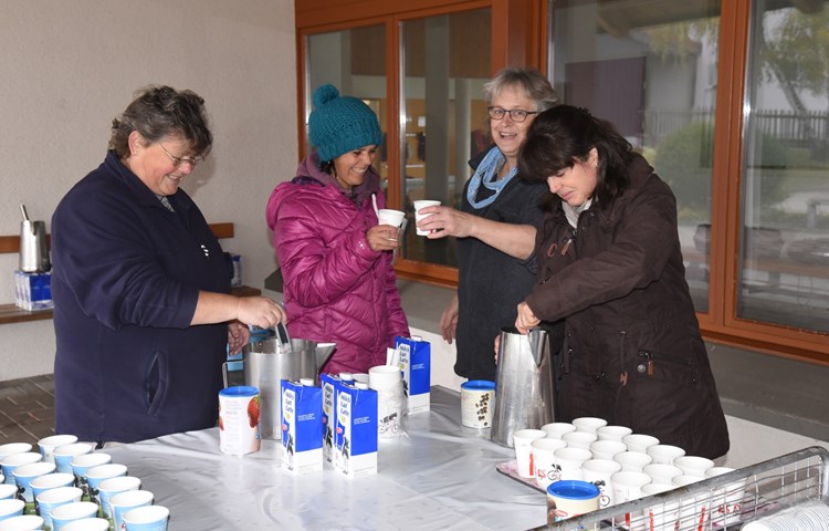 Seit 50 Jahren schenken die Landfrauen am Tag der Pausenmilch Milch in Kindergärten und Schulen aus. Seit 50 Jahren schenken die Landfrauen am Tag der Pausenmilch Milch in Kindergärten und Schulen aus.