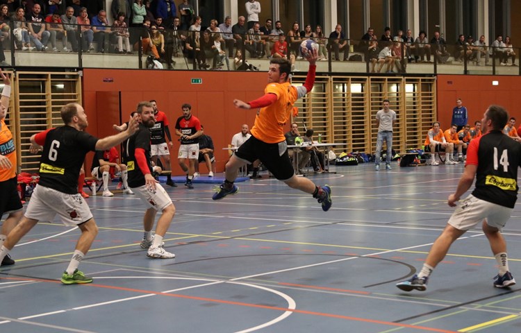 Am Ende lief es den Andelfingern nicht mehr, sehr zum Ärger von Trainer Paddy Kälin (im Hintergrund, graues Shirt). Am Ende lief es den Andelfingern nicht mehr, sehr zum Ärger von Trainer Paddy Kälin (im Hintergrund, graues Shirt).