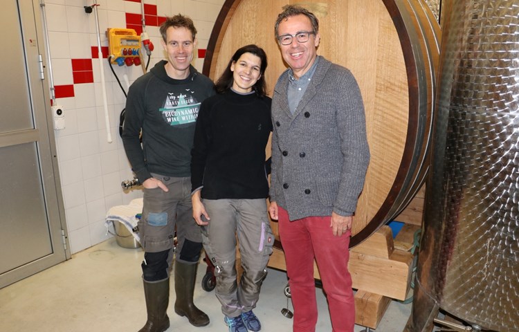 Cédric und Nadine Besson-Strasser freuen sich darauf, mit Daniel Fink (r.) und vier weiteren Weinbau-Fans wieder Flurlinger Wein zu produzieren und so die Weinbautradition mit modernen, biodynamischen Mitteln weiterzuführen. Cédric und Nadine Besson-Strasser freuen sich darauf, mit Daniel Fink (r.) und vier weiteren Weinbau-Fans wieder Flurlinger Wein zu produzieren und so die Weinbautradition mit modernen, biodynamischen Mitteln weiterzuführen.