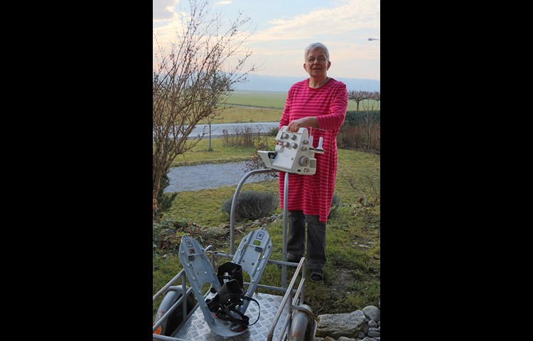 Erna Straub hat eine Ausleih-Börse gegründet und stellt dort die Schneeschuhe, den Veloanhänger und die Overlock-Nähmaschine zur Verfügung.