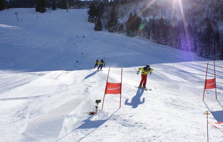 Im Skigebiet Wildhaus fahren am Samstag die Feuerwehrleute um die Wette. Im Skigebiet Wildhaus fahren am Samstag die Feuerwehrleute um die Wette.