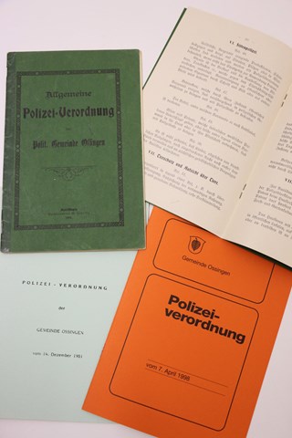 Im Gemeindearchiv Ossingen lagern alle Versionen der Polizeiverordnung seit 1914. Die älteste war in vielen Punkten bis aufs Wort identisch mit jener, die in Unterstammheim heute noch offiziell in Gebrauch ist (siehe Kasten). Im Gemeindearchiv Ossingen lagern alle Versionen der Polizeiverordnung seit 1914. Die älteste war in vielen Punkten bis aufs Wort identisch mit jener, die in Unterstammheim heute noch offiziell in Gebrauch ist (siehe Kasten).