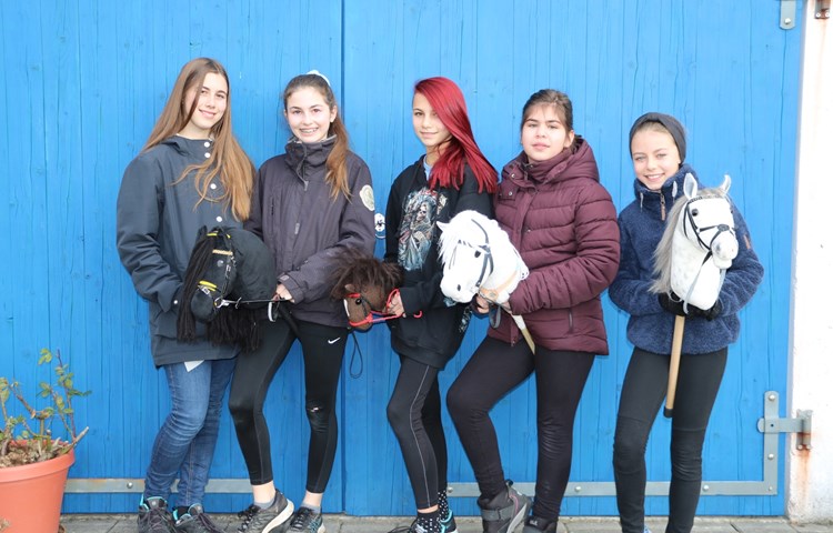 Turnier-OK-Mitglied Anja (ganz links) zusammen mit vier der acht Skyriders Daria, Sina, Ladina und Giulia (von links). Turnier-OK-Mitglied Anja (ganz links) zusammen mit vier der acht Skyriders Daria, Sina, Ladina und Giulia (von links).