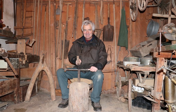 Schlossgärtner Christian Rüegsegger in der alten Sattelkammer. Schlossgärtner Christian Rüegsegger in der alten Sattelkammer.