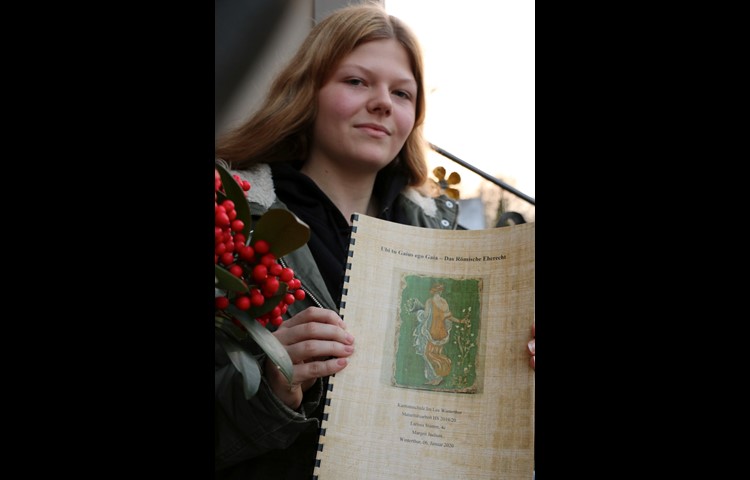 Sogar das Papier von Larissa Stamms Maturaarbeit sieht antik aus.