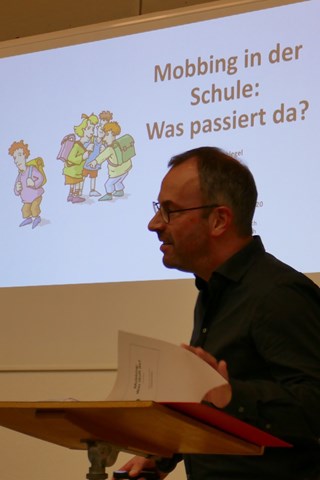 Reto Schlegel kommt aus Niederneunforn und hat an der Universität Zürich Pädagogik, Sonderpädagogik und Psychologie studiert. Reto Schlegel kommt aus Niederneunforn und hat an der Universität Zürich Pädagogik, Sonderpädagogik und Psychologie studiert.