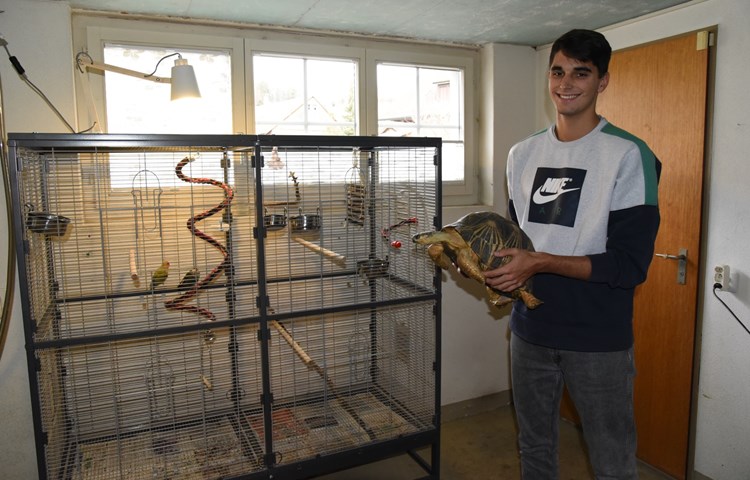 Als Schüler-Student konnte Tristan Eberhard Uni-Luft schnuppern. Seine Familie hat viele Haustiere wie diese Landschildkröte aus Madagaskar oder die afrikanischen Papageien im Käfig. Gern würde er später Human- oder Tiermedizin studieren. Als Schüler-Student konnte Tristan Eberhard Uni-Luft schnuppern. Seine Familie hat viele Haustiere wie diese Landschildkröte aus Madagaskar oder die afrikanischen Papageien im Käfig. Gern würde er später Human- oder Tiermedizin studieren.